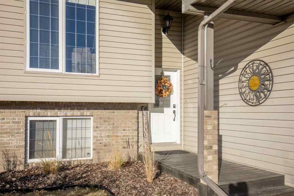 MLS® A2268679 - 2 Holbrook Place   in Hewlett Park Sylvan Lake, Residential