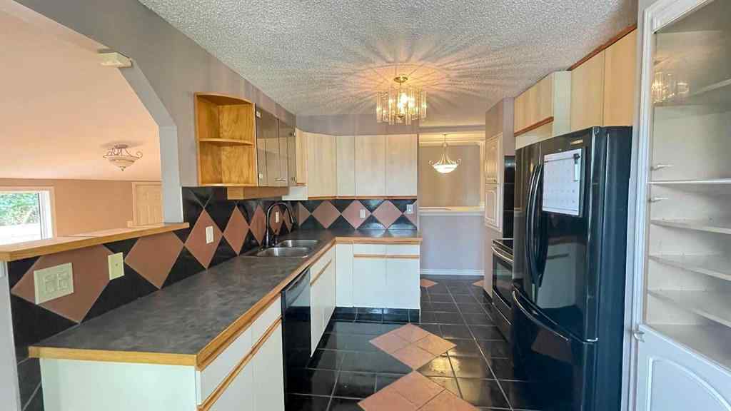 MLS® A2268685 - 1919 19 Avenue S in Agnes Davidson Lethbridge, Residential