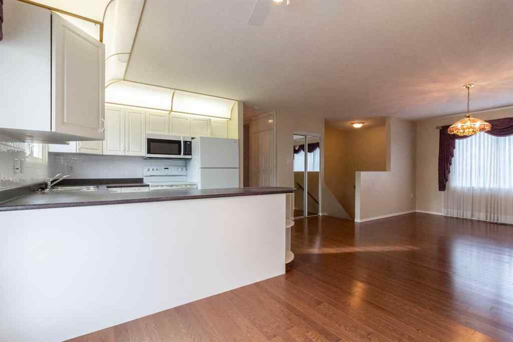 MLS® A2268949 - 225 19 Street NE in Northeast Crescent Heights Medicine Hat, Residential