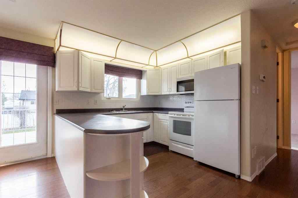 MLS® A2268949 - 225 19 Street NE in Northeast Crescent Heights Medicine Hat, Residential