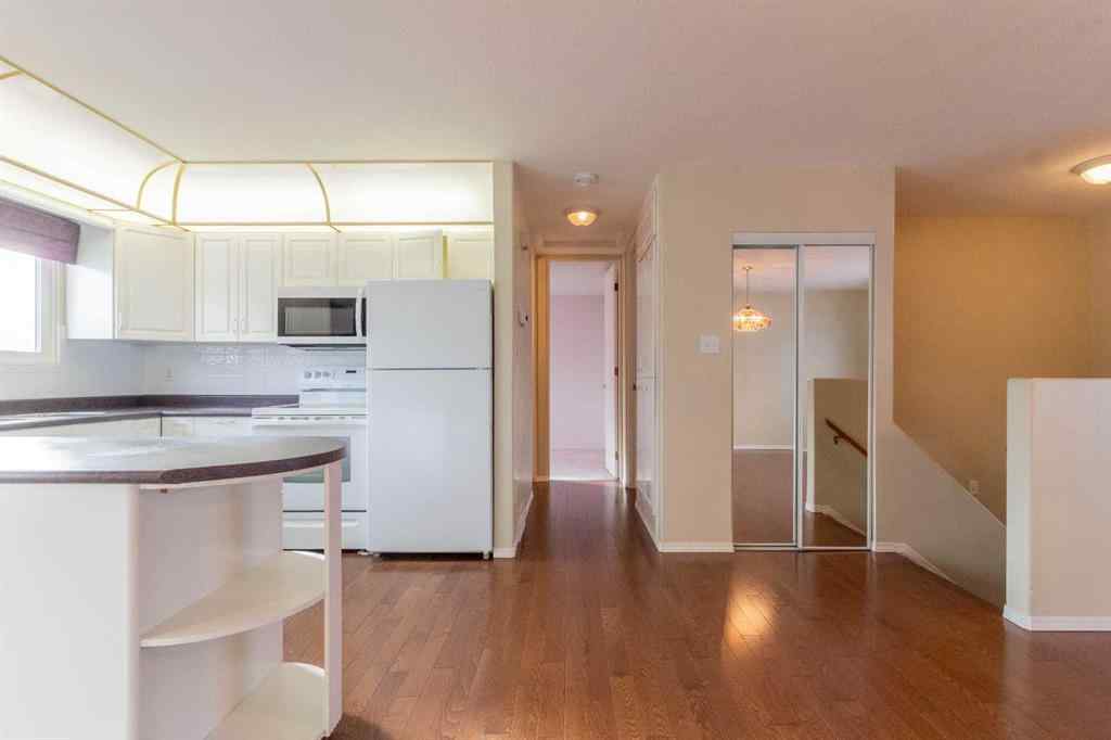 MLS® A2268949 - 225 19 Street NE in Northeast Crescent Heights Medicine Hat, Residential