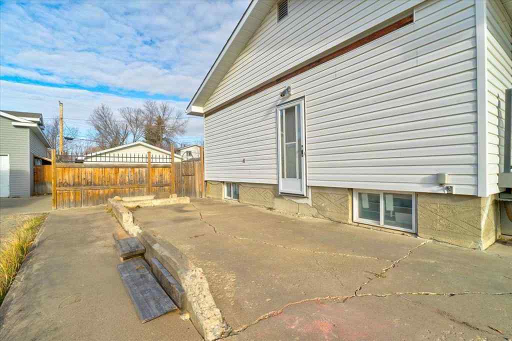 MLS® A2268966 - 10420 108 Avenue  in Avondale Grande Prairie, Residential