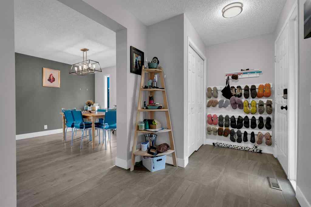 MLS® A2268973 - 28 Woodglen Close SW in Woodbine Calgary, Residential