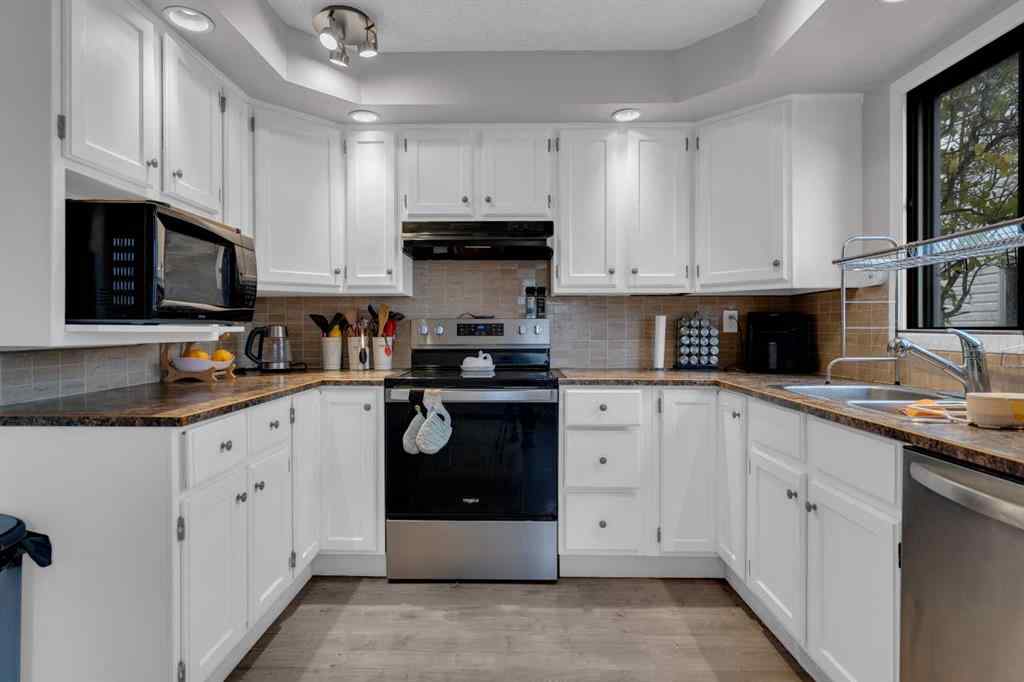 MLS® A2268973 - 28 Woodglen Close SW in Woodbine Calgary, Residential