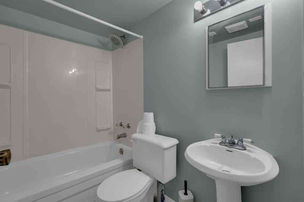 MLS® A2268973 - 28 Woodglen Close SW in Woodbine Calgary, Residential