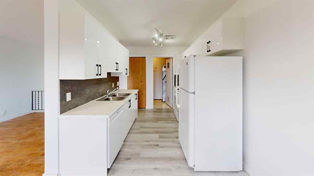 MLS® A2269069 - Unit #40 5 Acadia Road W in Varsity Village Lethbridge, Residential