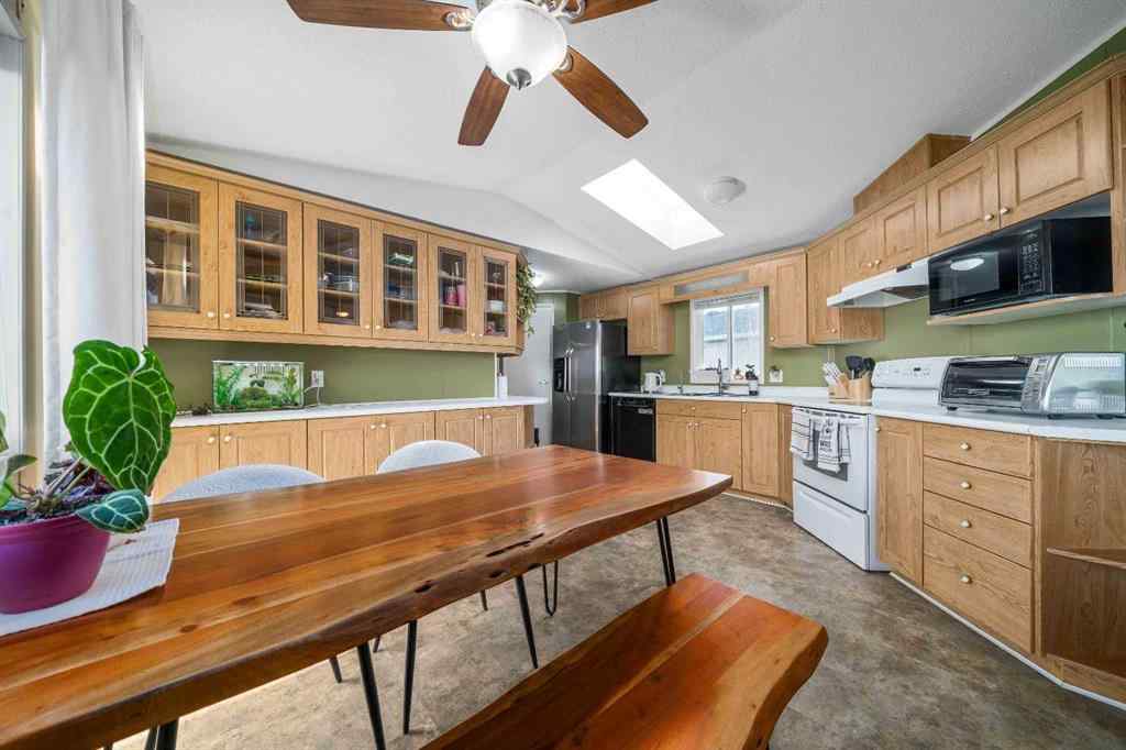 MLS&reg; # A2269117 - 18 Oxford Lane SW in SW Hill Medicine Hat, Mobile Open Houses