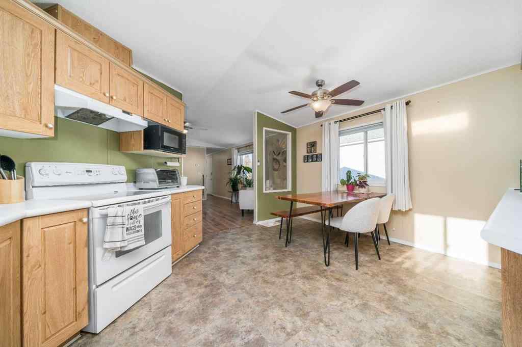 MLS&reg; # A2269117 - 18 Oxford Lane SW in SW Hill Medicine Hat, Mobile Open Houses