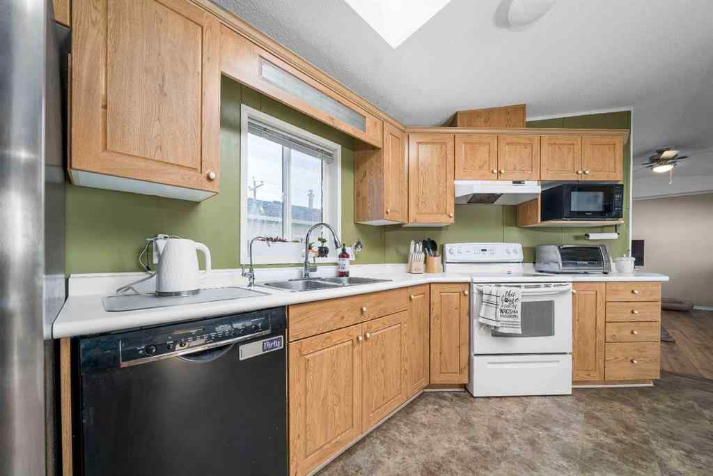 MLS&reg; # A2269117 - 18 Oxford Lane SW in SW Hill Medicine Hat, Mobile Open Houses