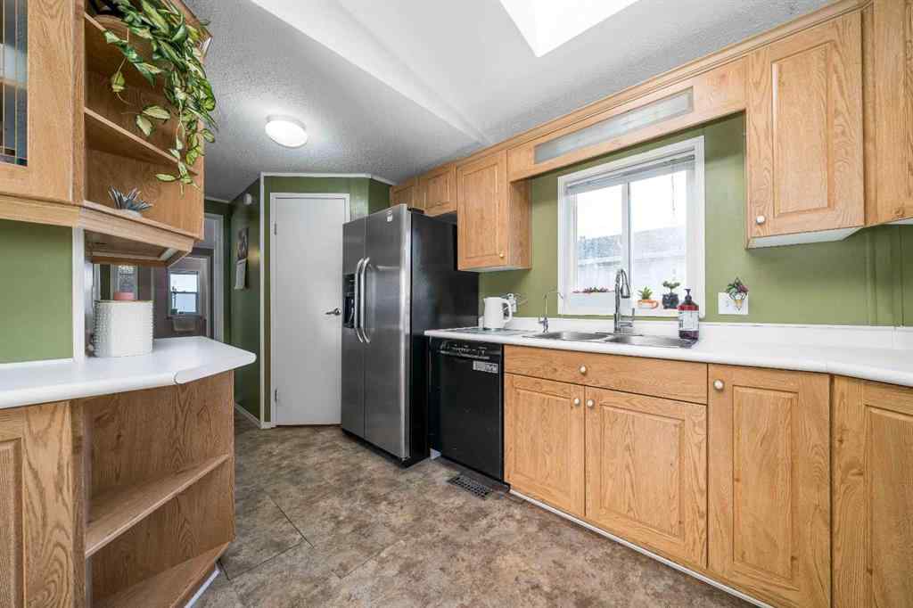 MLS&reg; # A2269117 - 18 Oxford Lane SW in SW Hill Medicine Hat, Mobile Open Houses