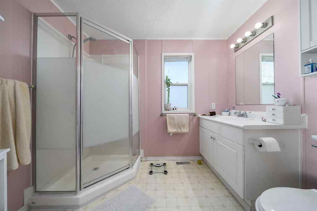 MLS&reg; # A2269117 - 18 Oxford Lane SW in SW Hill Medicine Hat, Mobile Open Houses