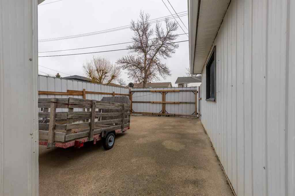 MLS&reg; # A2269142 - 915 7 Street N in NONE Lethbridge, Residential Open Houses