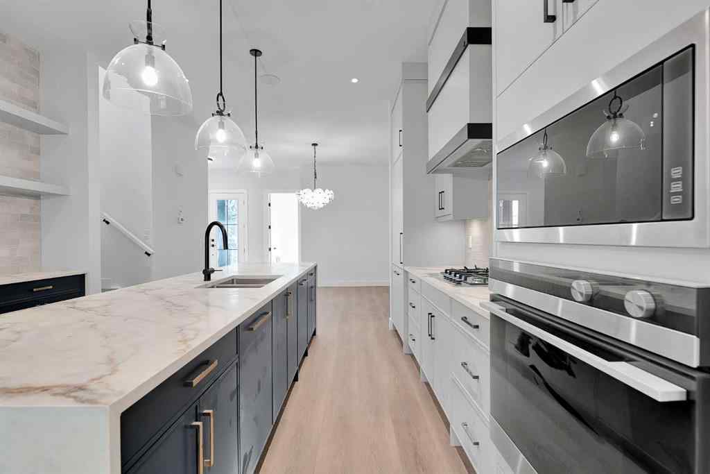 MLS® A2269153 - 2526 7 Avenue NW in West Hillhurst Calgary, Residential