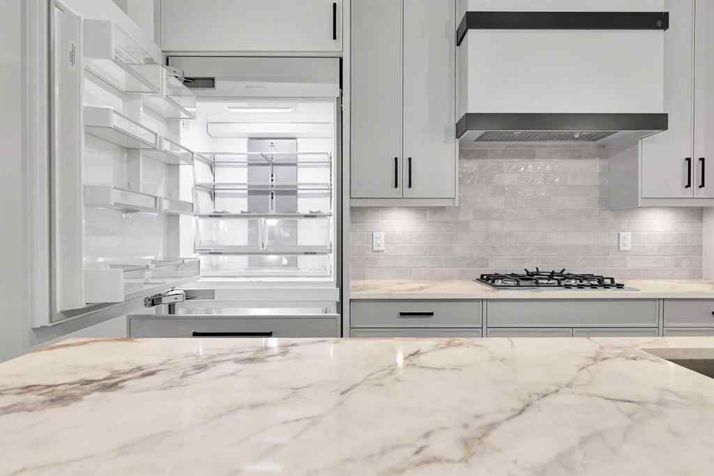 MLS® A2269153 - 2526 7 Avenue NW in West Hillhurst Calgary, Residential