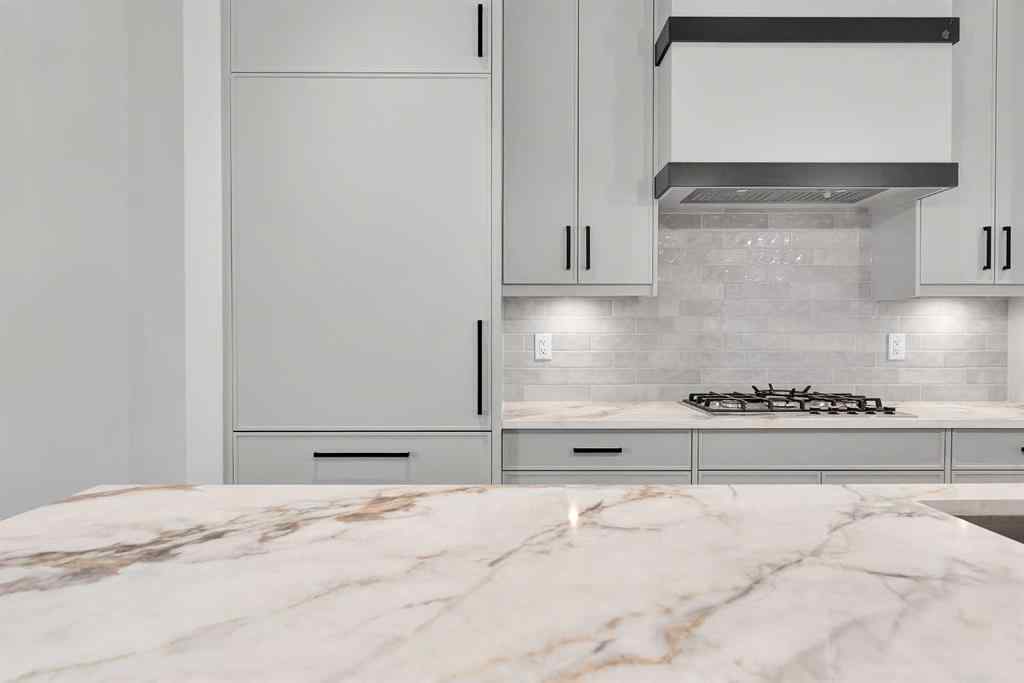 MLS® A2269153 - 2526 7 Avenue NW in West Hillhurst Calgary, Residential