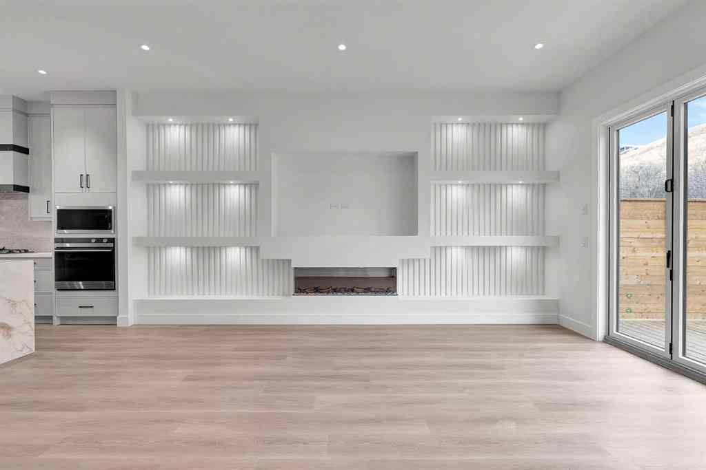 MLS® A2269153 - 2526 7 Avenue NW in West Hillhurst Calgary, Residential