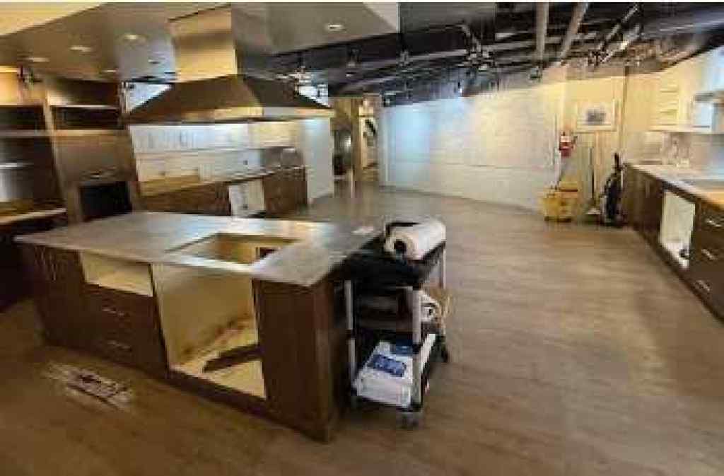 MLS® A2269286 - 227 10 Street NW in Hillhurst Calgary, Commercial