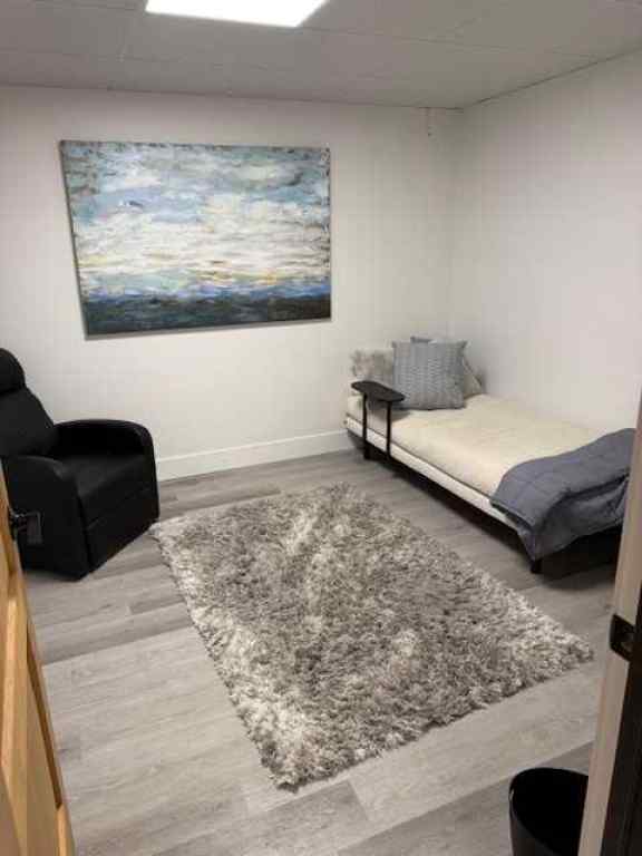 MLS® A2269286 - 227 10 Street NW in Hillhurst Calgary, Commercial