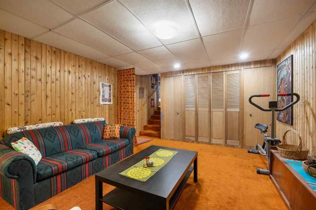 MLS® A2269382 - 4207 Villa Crescent NW in Varsity Calgary, Residential