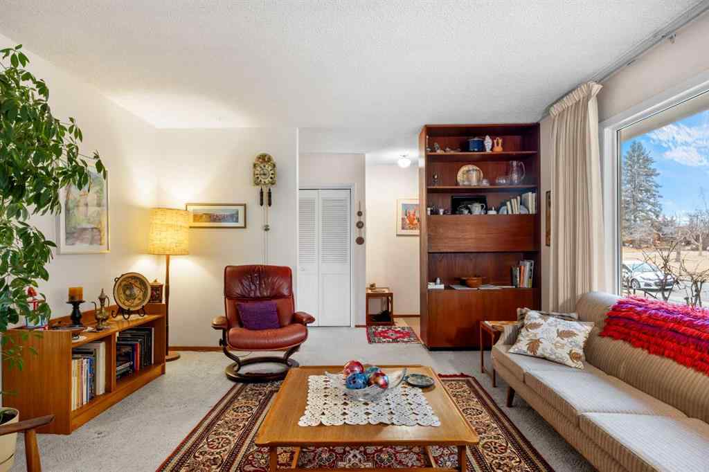 MLS® A2269382 - 4207 Villa Crescent NW in Varsity Calgary, Residential