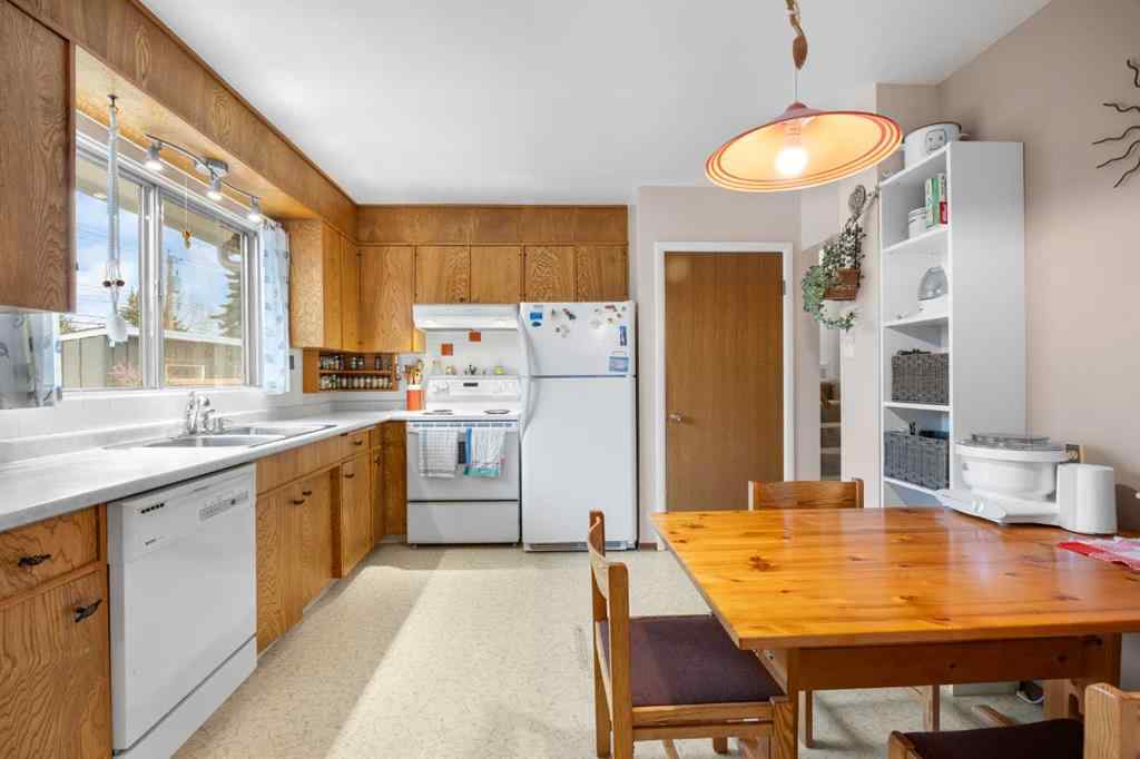 MLS® A2269382 - 4207 Villa Crescent NW in Varsity Calgary, Residential