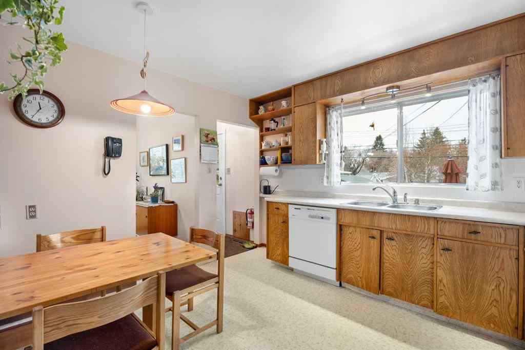 MLS® A2269382 - 4207 Villa Crescent NW in Varsity Calgary, Residential