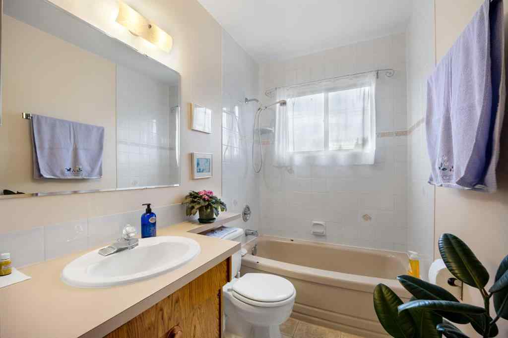 MLS® A2269382 - 4207 Villa Crescent NW in Varsity Calgary, Residential