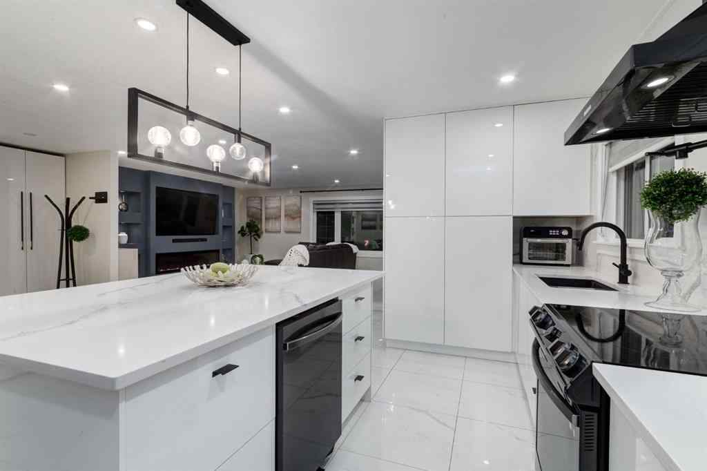 MLS® A2269400 - 5 Sydney Drive SW in Southwood Calgary, Residential