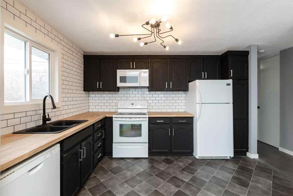 MLS&reg; # A2269633 - 5008 39 Street  in Southeast Innisfail Innisfail, Residential Open Houses