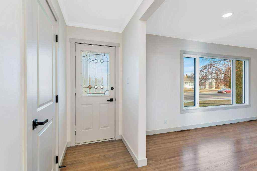 MLS&reg; # A2269635 - 5537 35 Street  in West Park Red Deer, Residential Open Houses