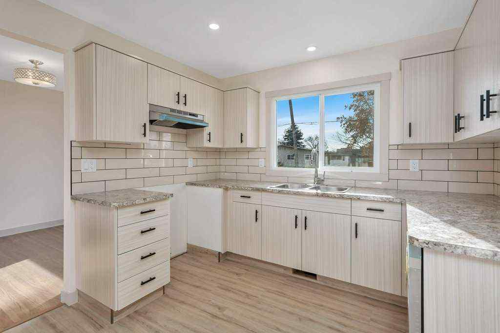 MLS&reg; # A2269635 - 5537 35 Street  in West Park Red Deer, Residential Open Houses