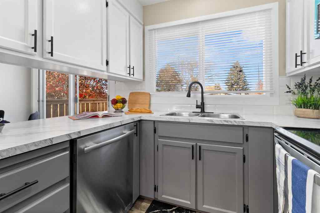 MLS&reg; # A2269656 - 4011 53 Avenue  in Southwest Innisfail Innisfail, Residential Open Houses