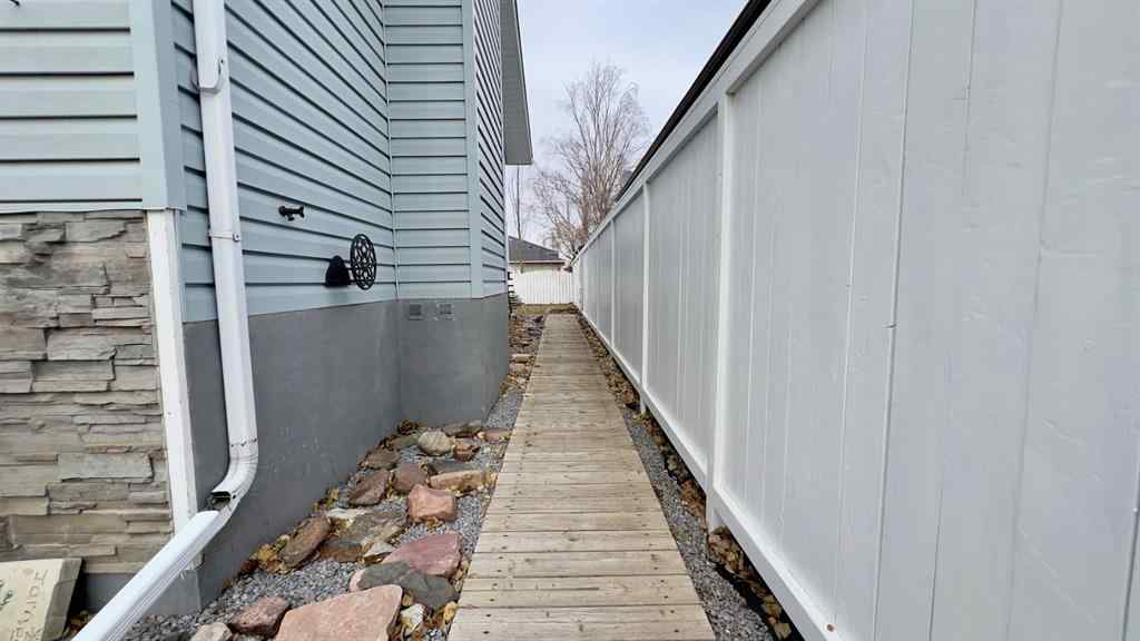 MLS&reg; # A2269790 - 102 Stephens Cres   in Hanna Hanna, Residential Open Houses