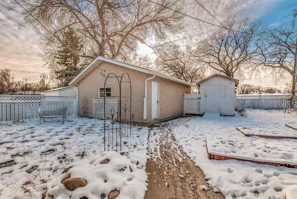 MLS&reg; # A2269932 - 627 12 Street NE in Northeast Crescent Heights Medicine Hat, Residential Open Houses