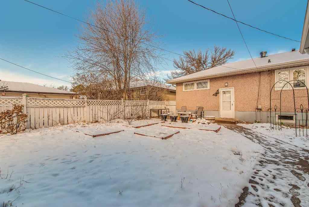 MLS&reg; # A2269932 - 627 12 Street NE in Northeast Crescent Heights Medicine Hat, Residential Open Houses