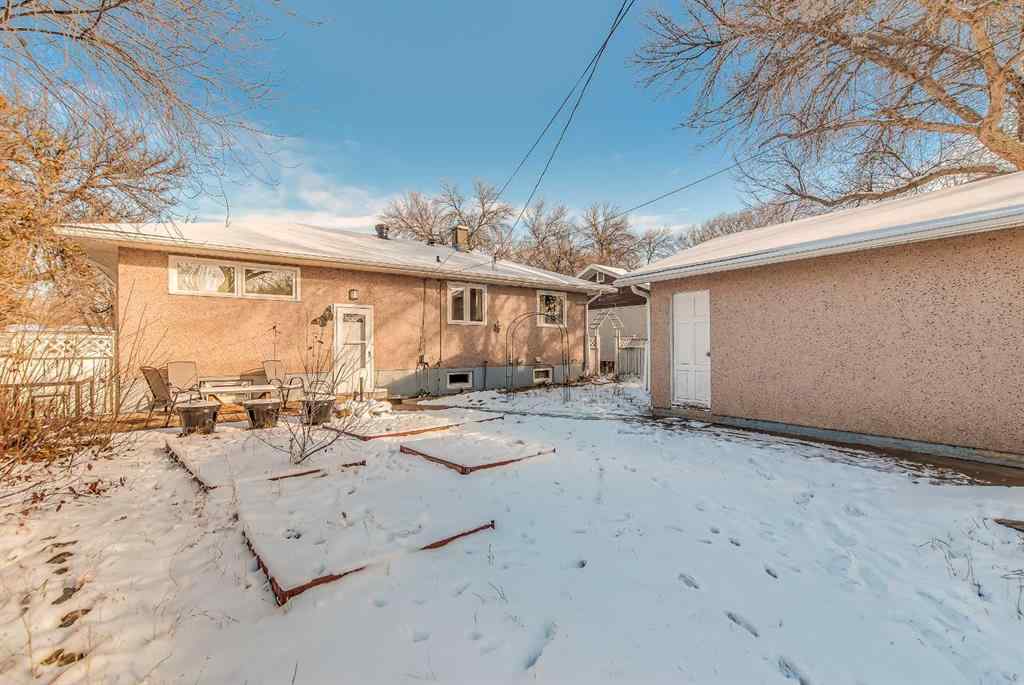 MLS&reg; # A2269932 - 627 12 Street NE in Northeast Crescent Heights Medicine Hat, Residential Open Houses