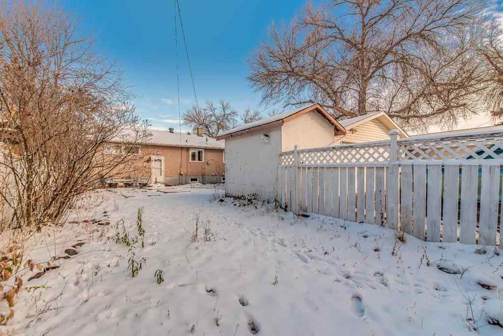 MLS&reg; # A2269932 - 627 12 Street NE in Northeast Crescent Heights Medicine Hat, Residential Open Houses