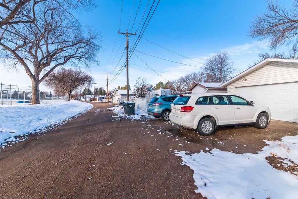 MLS&reg; # A2269932 - 627 12 Street NE in Northeast Crescent Heights Medicine Hat, Residential Open Houses