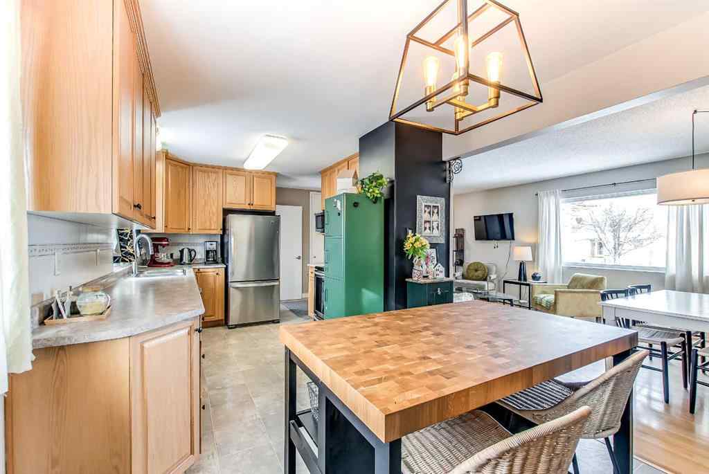 MLS&reg; # A2269932 - 627 12 Street NE in Northeast Crescent Heights Medicine Hat, Residential Open Houses