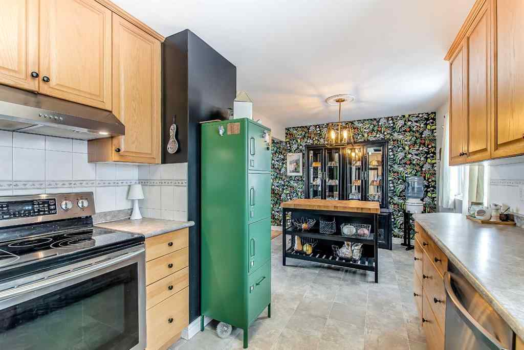 MLS&reg; # A2269932 - 627 12 Street NE in Northeast Crescent Heights Medicine Hat, Residential Open Houses