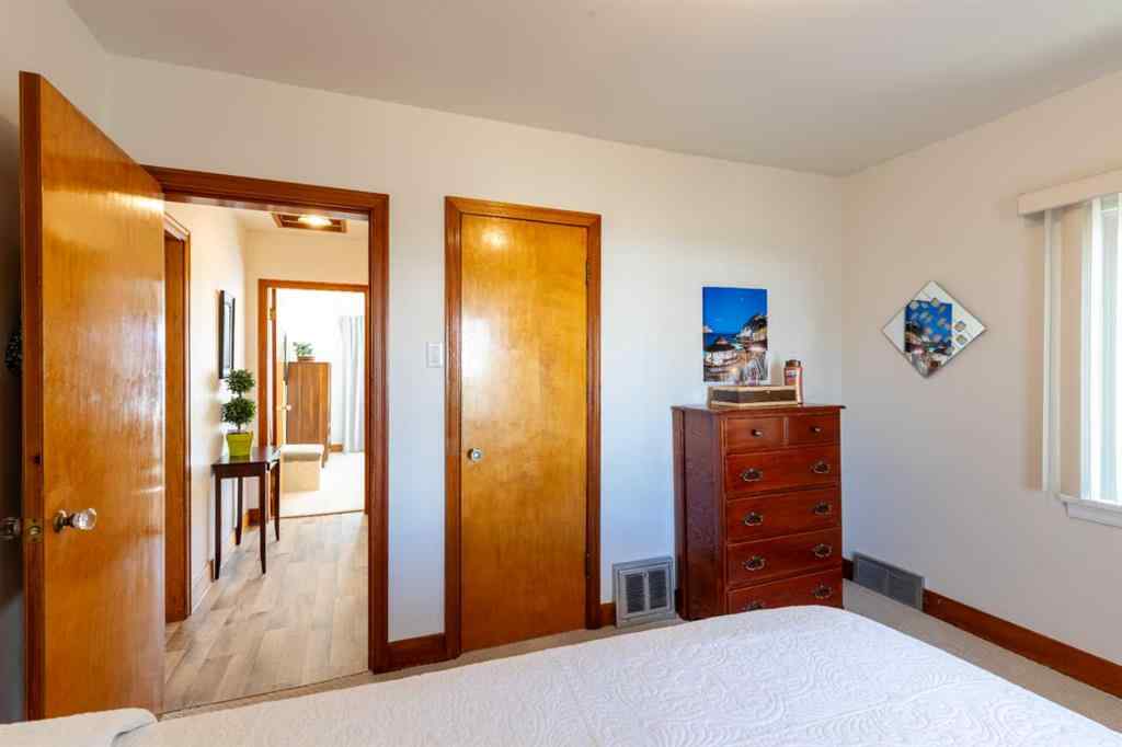 MLS&reg; # A2270023 - 350 4 Street SW in SW Hill Medicine Hat, Residential Open Houses