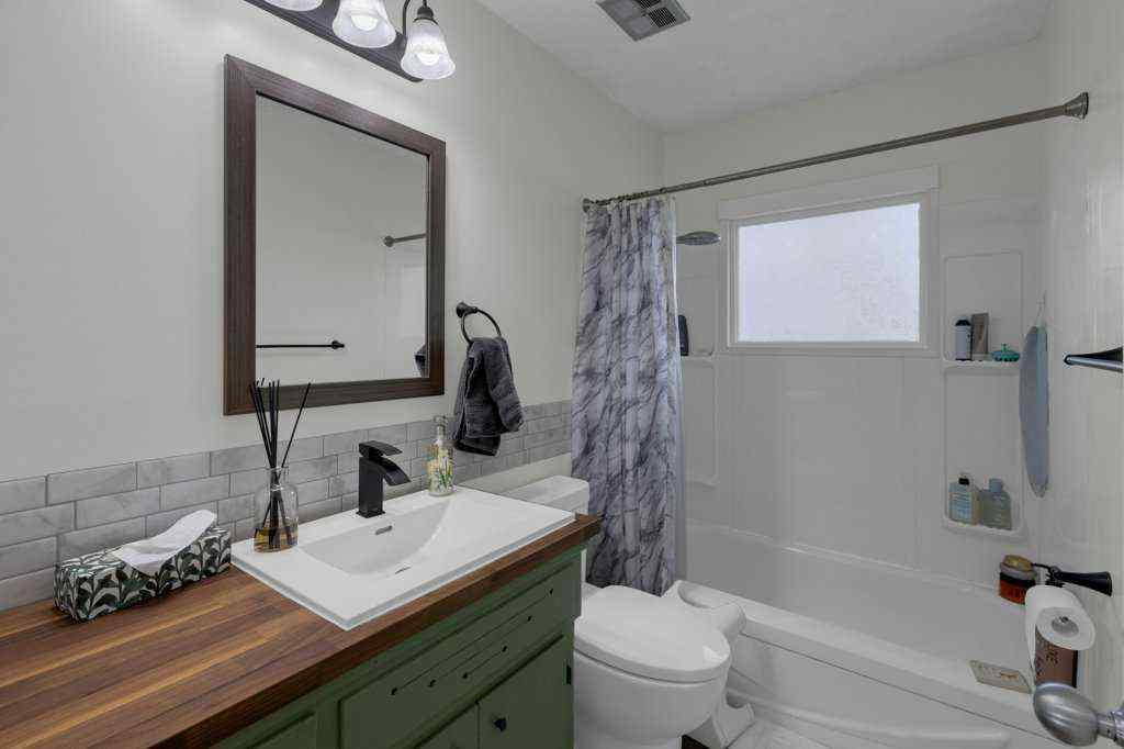 MLS&reg; # A2270034 - 408 4 Street N in NONE Vulcan, Residential Open Houses