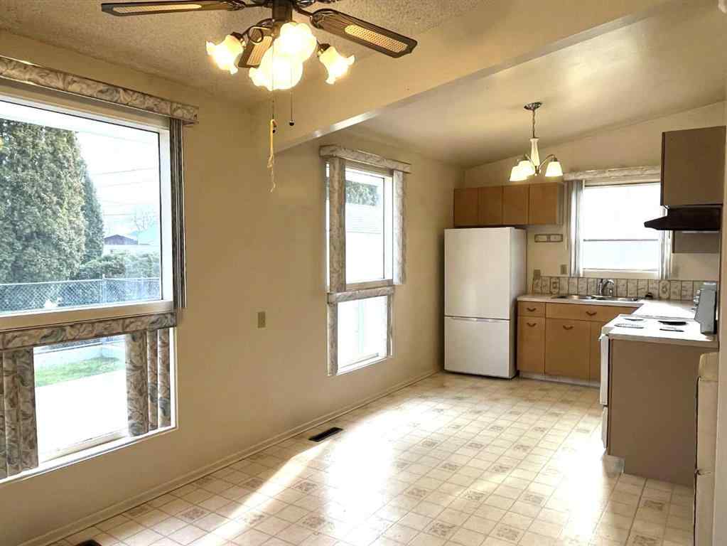 MLS&reg; # A2270077 - 895 16A Street NE in Northeast Crescent Heights Medicine Hat, Residential Open Houses