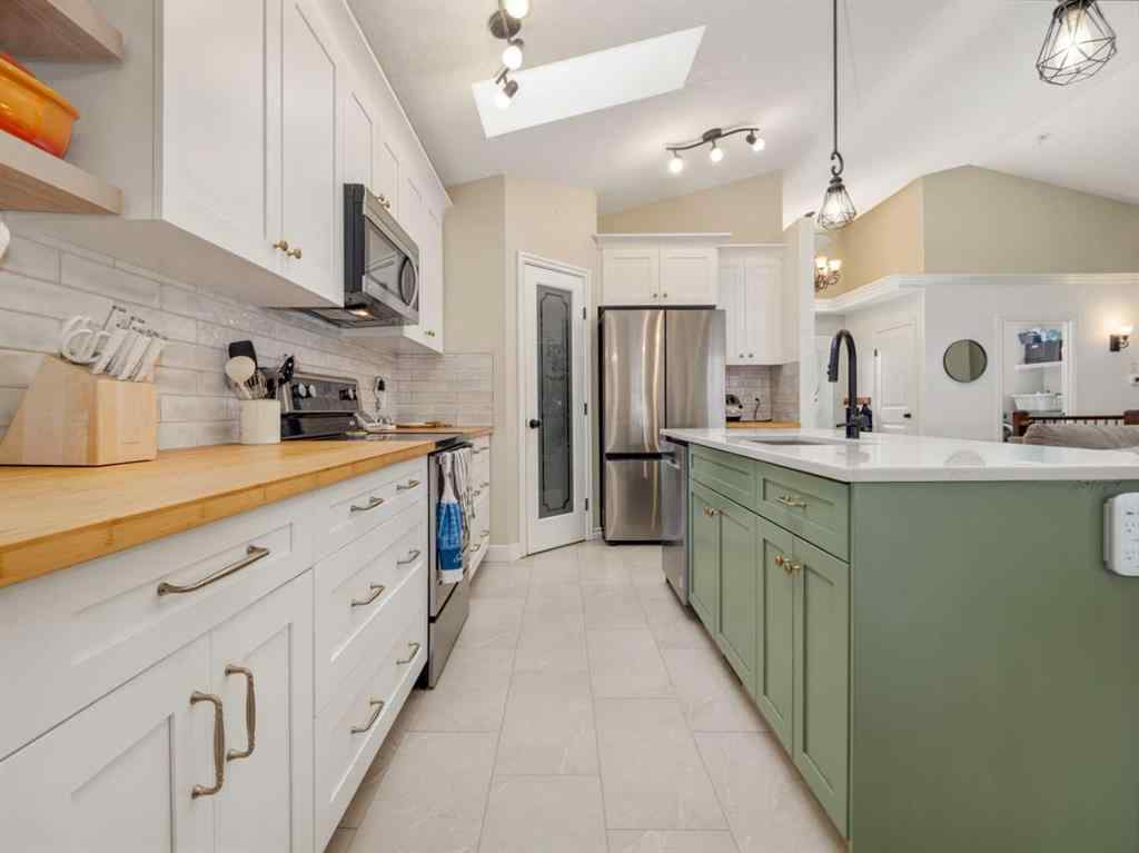 MLS&reg; # A2270197 - 225 Couleecreek Manor S in Southgate Lethbridge, Residential Open Houses