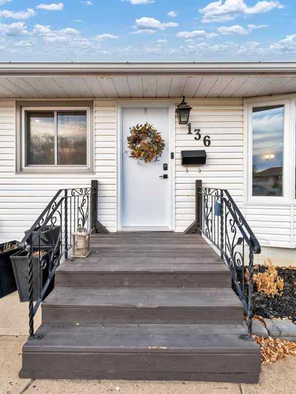 MLS&reg; # A2270206 - 136 14 Street NW in Northwest Crescent Heights Medicine Hat, Residential Open Houses