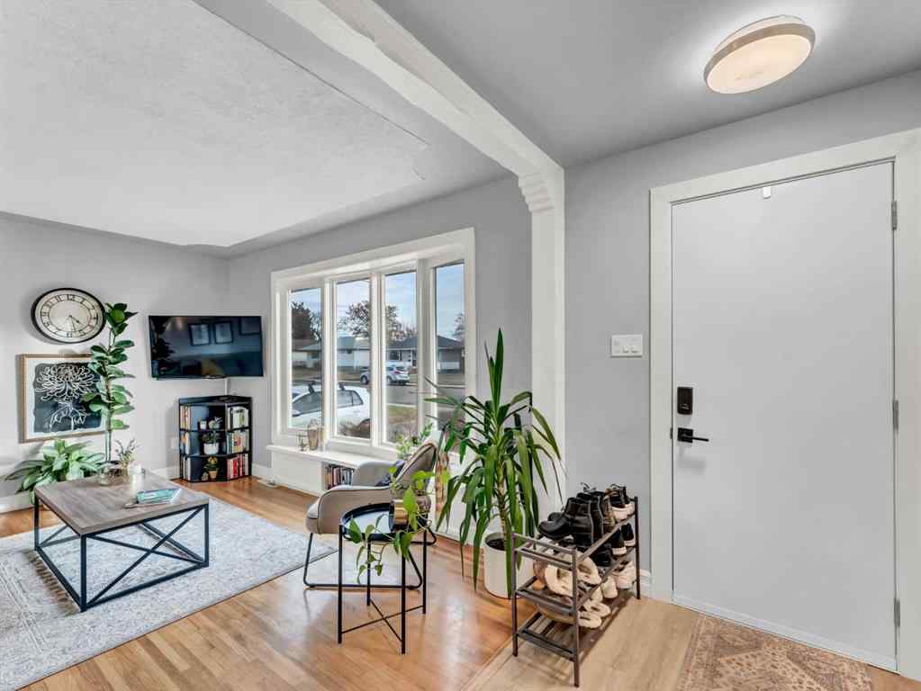 MLS&reg; # A2270206 - 136 14 Street NW in Northwest Crescent Heights Medicine Hat, Residential Open Houses