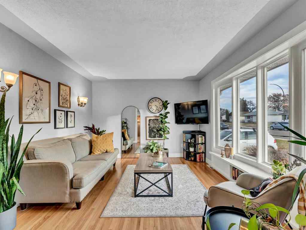 MLS&reg; # A2270206 - 136 14 Street NW in Northwest Crescent Heights Medicine Hat, Residential Open Houses