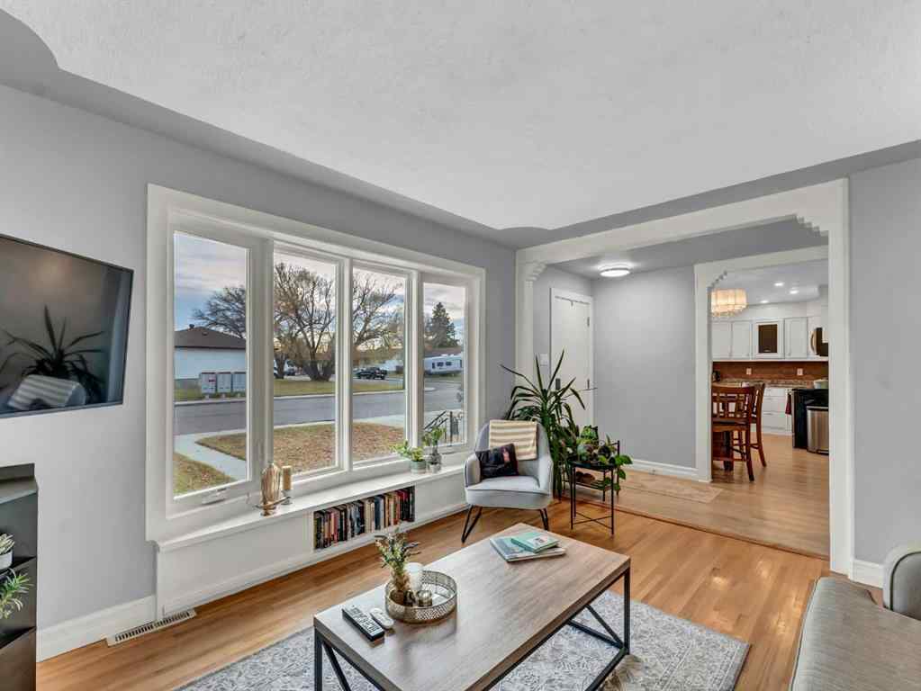 MLS&reg; # A2270206 - 136 14 Street NW in Northwest Crescent Heights Medicine Hat, Residential Open Houses