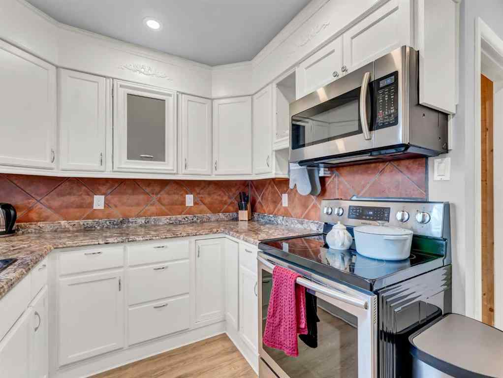 MLS&reg; # A2270206 - 136 14 Street NW in Northwest Crescent Heights Medicine Hat, Residential Open Houses