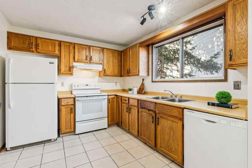 MLS® A2270258 - 30 Edgeford Place NW in Edgemont Calgary, Residential